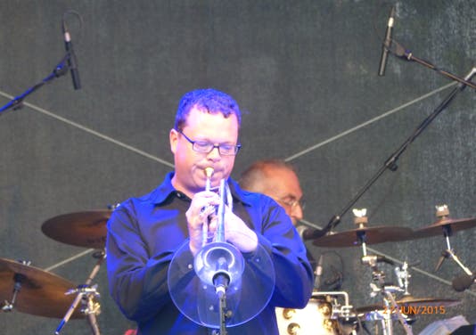 Nils Wallstädt performt auf der Bühne bei NBC - Pop & Soulband